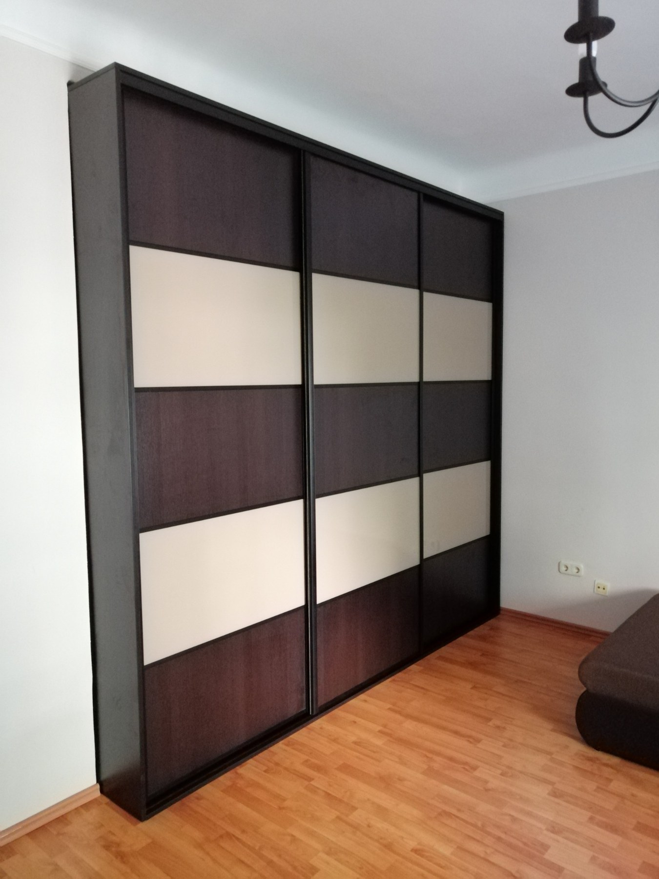 Tolóajtós gardróbszekrény panellakásban